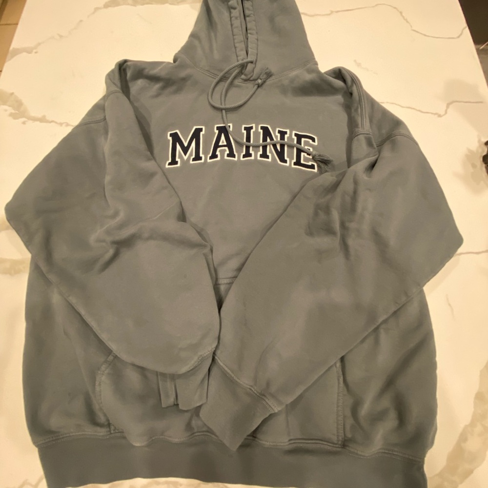 Brandy Melville Maine sweatshirt color olive green one size